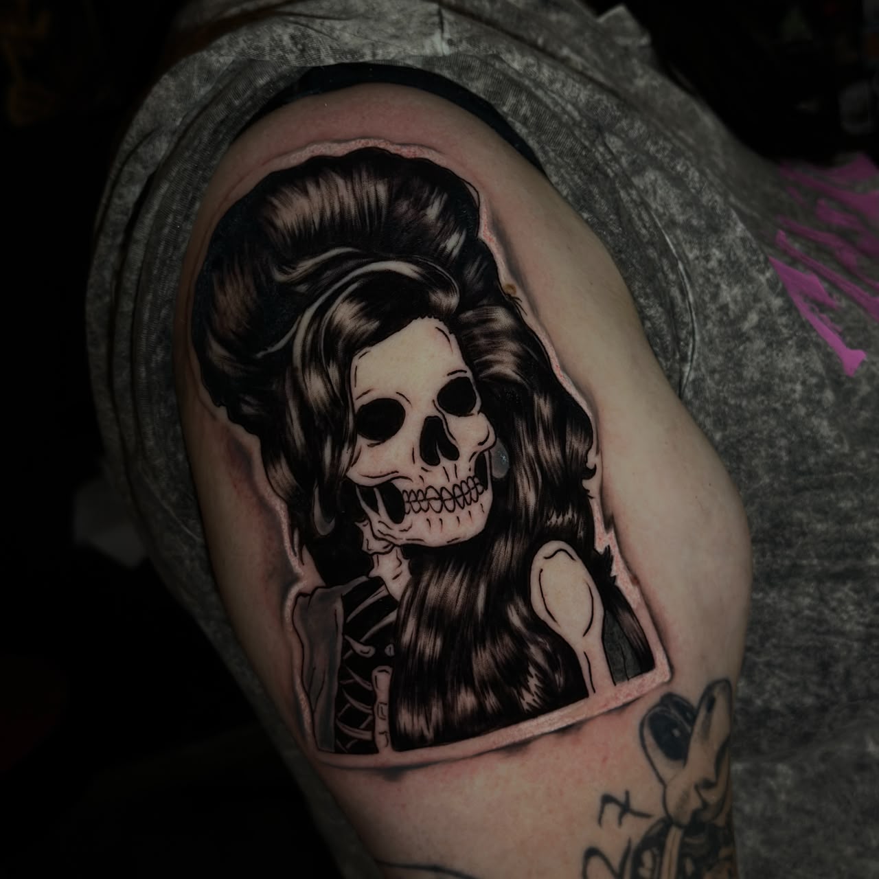 Retrato de calavera con sombreado oscuro